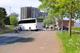 Fietser gewond na botsing met touringcar, chauffeur aangehouden