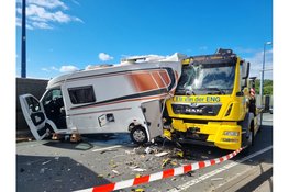Veel schade door botsing tussen camper en bergingsauto in Zaandam