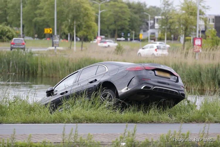 Auto belandt bijna in sloot langs N203