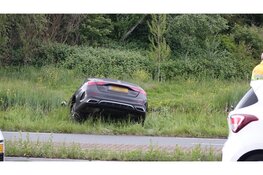 Auto belandt bijna in sloot langs N203