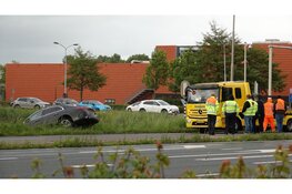 Auto belandt bijna in sloot langs N203
