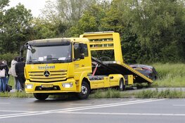 Auto belandt bijna in sloot langs N203