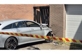 Automobilist ramt gevel van woning in Krommenie