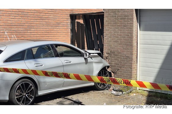 Automobilist ramt gevel van woning in Krommenie