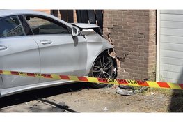 Automobilist ramt gevel van woning in Krommenie