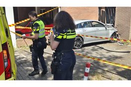 Automobilist ramt gevel van woning in Krommenie