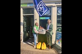 Samen stappen zetten: 223 paar sokken gedoneerd aan Kledingbank Zaanstreek