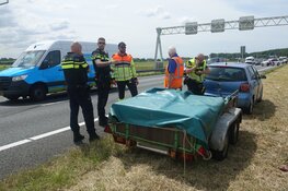 Auto met aanhanger begint te slingeren en raakt andere auto op A7 richting Purmerend