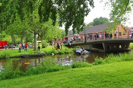 Auto belandt over de kop in sloot langs Lisweg in Oostzaan