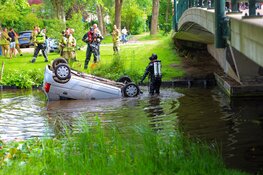 Auto belandt over de kop in sloot langs Lisweg in Oostzaan