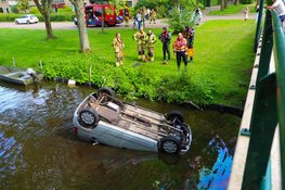 Auto belandt over de kop in sloot langs Lisweg in Oostzaan