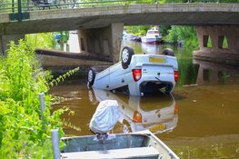 Auto belandt over de kop in sloot langs Lisweg in Oostzaan