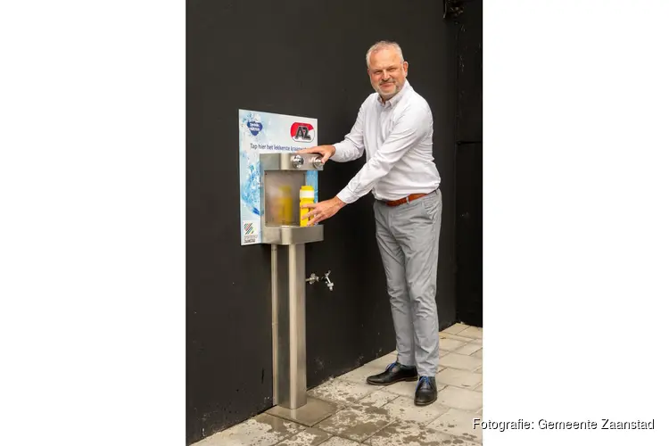 Gemeente, Sportbedrijf en AZ openen kraanwatertappunt bij jeugdcomplex AZ