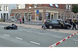 Persoon zwaargewond na aanrijding met motor en auto in Wormerveer