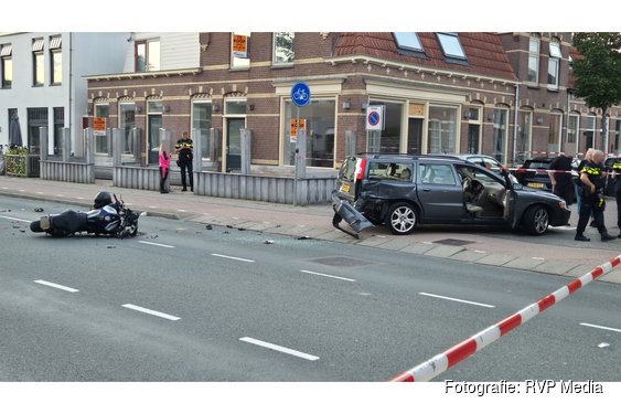 Persoon zwaargewond na aanrijding met motor en auto in Wormerveer