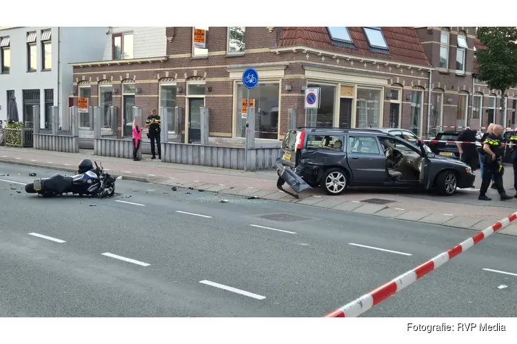 Persoon zwaargewond na aanrijding met motor en auto in Wormerveer