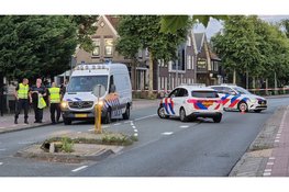 Persoon zwaargewond na aanrijding met motor en auto in Wormerveer