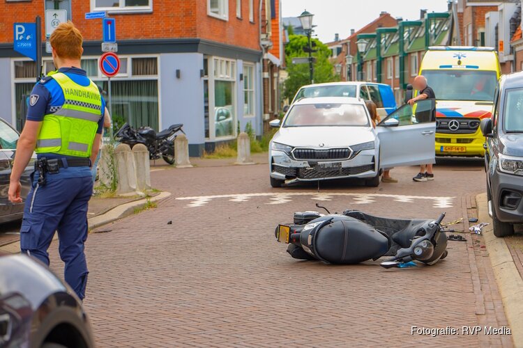 Scooterrijder gewond na aanrijding met auto in Zaandam