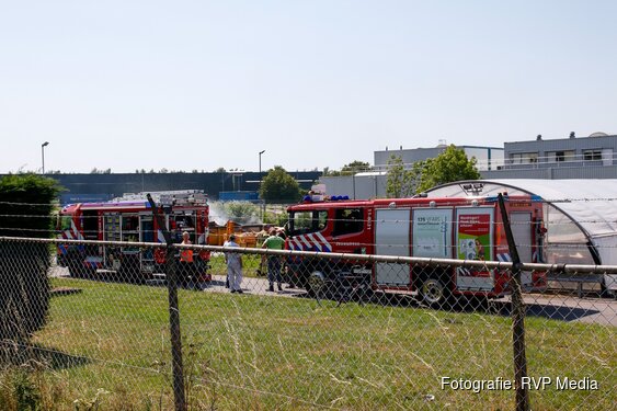 Flinke rookwolken bij brand in container met granulaat in Wormerveer
