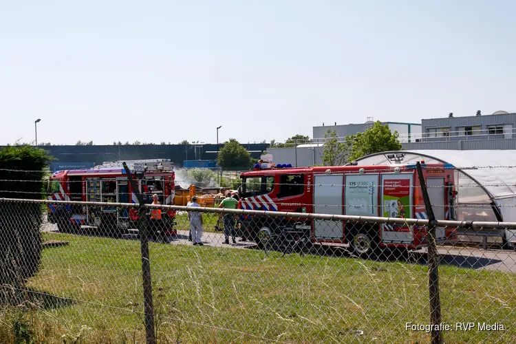 Flinke rookwolken bij brand in container met granulaat in Wormerveer
