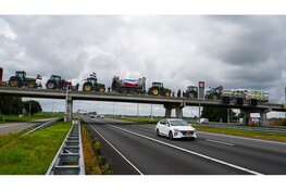 Boeren demonstreren bovenop A7 tegen plannen kabinet