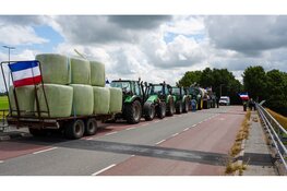 Boeren demonstreren bovenop A7 tegen plannen kabinet