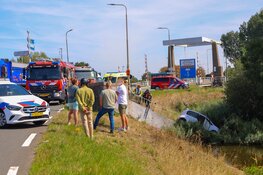Auto vliegt van talud na botsing met vrachtwagen in Assendelft