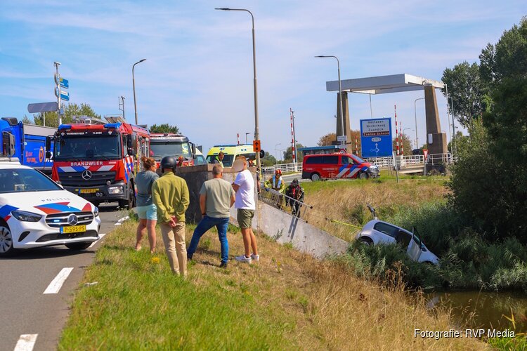 Auto vliegt van talud na botsing met vrachtwagen in Assendelft