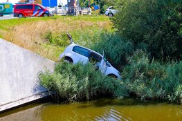 Auto vliegt van talud na botsing met vrachtwagen in Assendelft