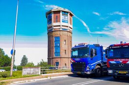 Auto vliegt van talud na botsing met vrachtwagen in Assendelft