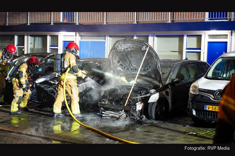 Drie auto’s beschadigd bij nachtelijke autobrand op de Jaspersstraat in Zaandam