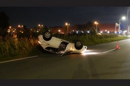 Auto slaat over de kop na botsing op N203, twee voertuigen total loss
