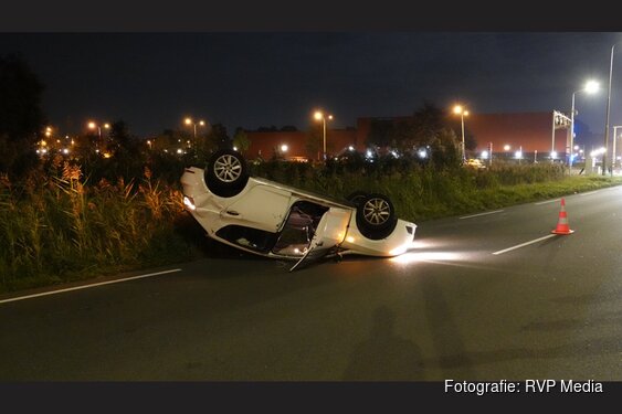 Auto slaat over de kop na botsing op N203, twee voertuigen total loss