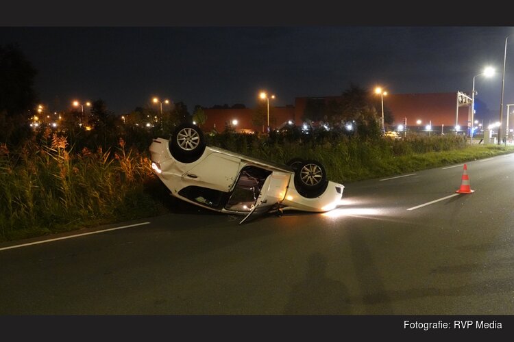 Auto slaat over de kop na botsing op N203, twee voertuigen total loss