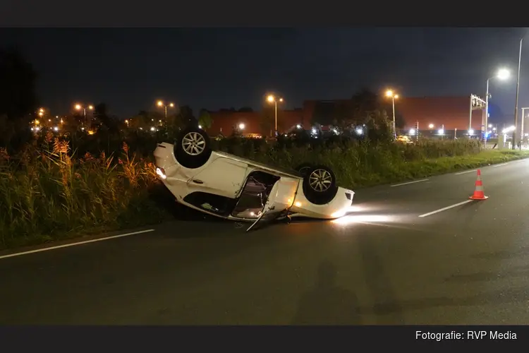 Auto slaat over de kop na botsing op N203, twee voertuigen total loss