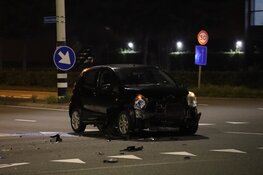 Auto slaat over de kop na botsing op N203, twee voertuigen total loss