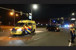 Auto slaat over de kop na botsing op N203, twee voertuigen total loss