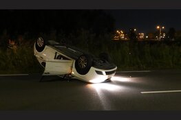 Auto slaat over de kop na botsing op N203, twee voertuigen total loss