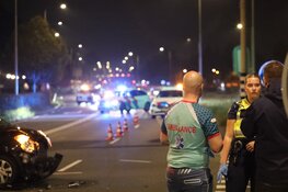 Auto slaat over de kop na botsing op N203, twee voertuigen total loss