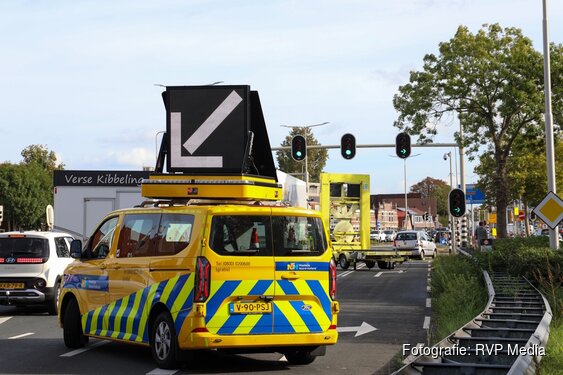 Auto botst op pijlwagen na incident met vrachtwagen op N203 bij Krommenie