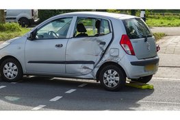 Auto botst op pijlwagen na incident met vrachtwagen op N203 bij Krommenie