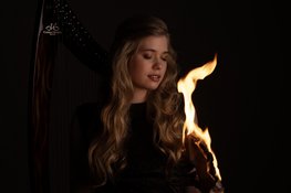 Van 'engeltje achter de harp' tot rockchick met een vlammende harp: Michelle Sweegers brengt een spectaculair Harpconcert 'Harp on Fire!'