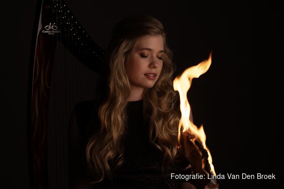 Van 'engeltje achter de harp' tot rockchick met een vlammende harp: Michelle Sweegers brengt een spectaculair Harpconcert  'Harp on Fire!'