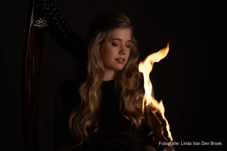 Van 'engeltje achter de harp' tot rockchick met een vlammende harp: Michelle Sweegers brengt een spectaculair Harpconcert  'Harp on Fire!'
