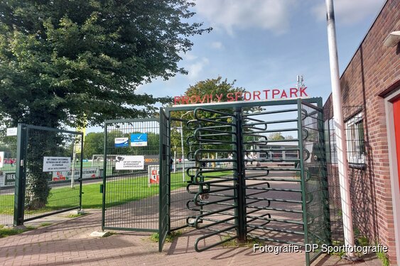 Sporting Krommenie raakt ongeslagen status kwijt in derby tegen Rood-Wit Zaanstad