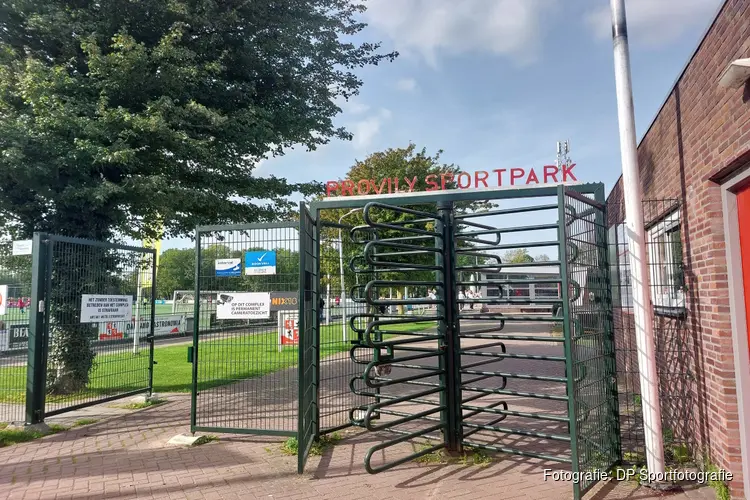 Sporting Krommenie raakt ongeslagen status kwijt in derby tegen Rood-Wit Zaanstad