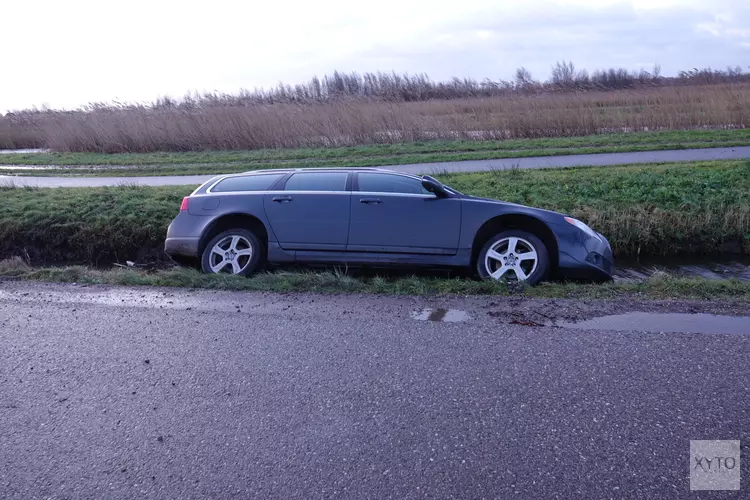 Auto te water op Oostzanerrijweg
