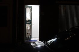 Persoon valt door raam in Wormerveer