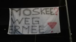 Actiegroep plaatst spandoeken tegen moskee in Assendelft