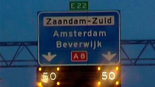 Dronken man loopt na berisping door politie snelweg op